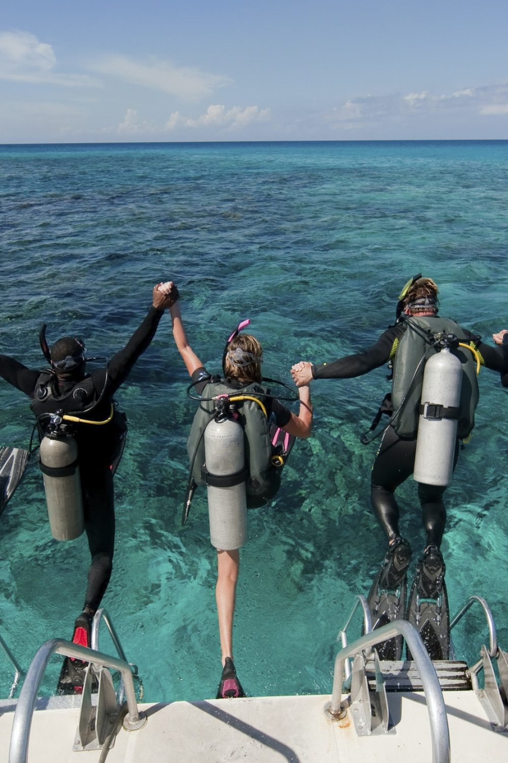 scuba-divers-enter-water-from-boat-via-giant-stride-entry-diving-into-the-water-.jpg scuba-divers-enter-water-from-boat-via-giant-stride-entry-diving-into-the-water-.jpg